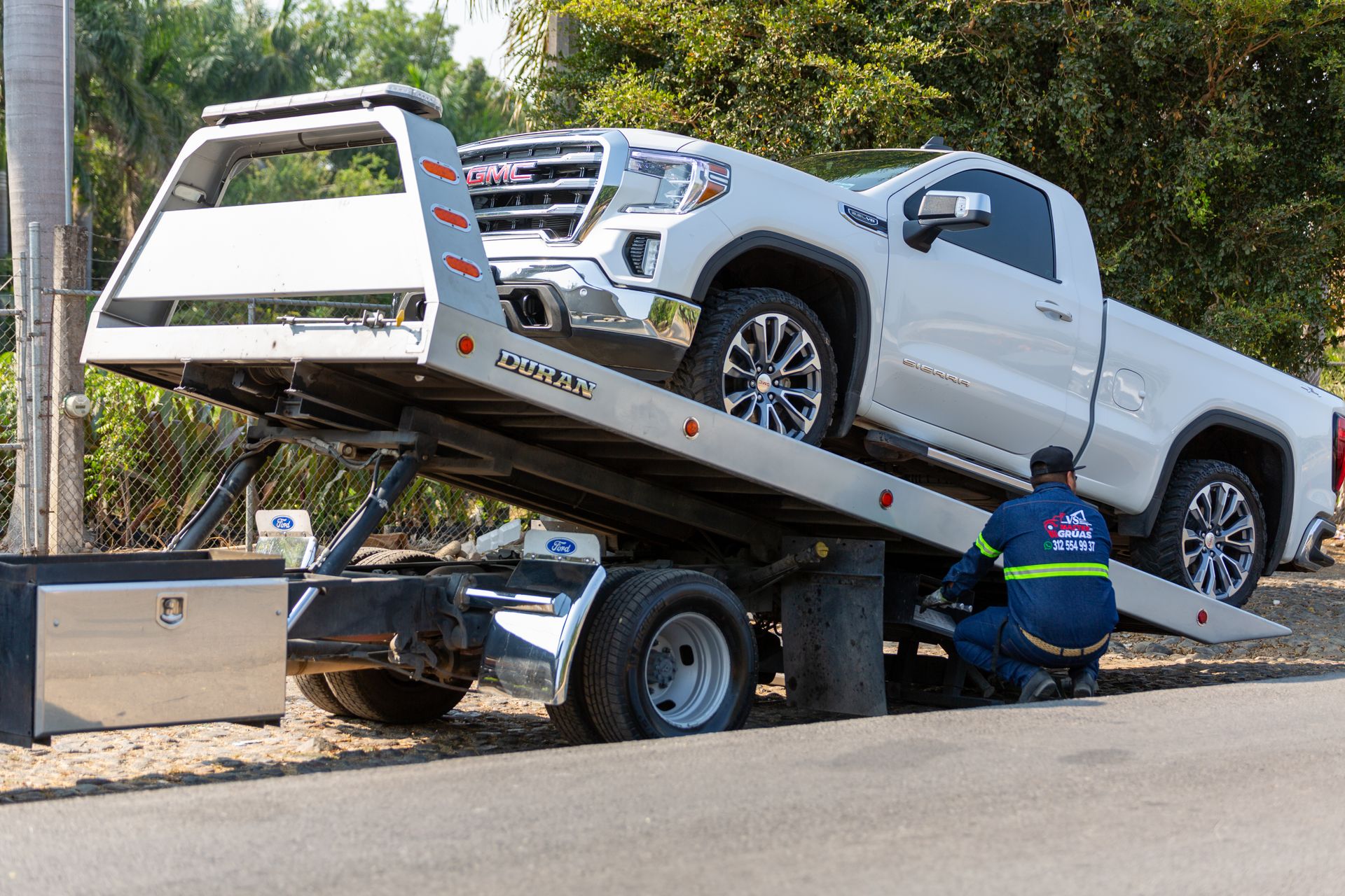 Véhicule chargé sur le plateau d’une dépanneuse, photo d’illustration